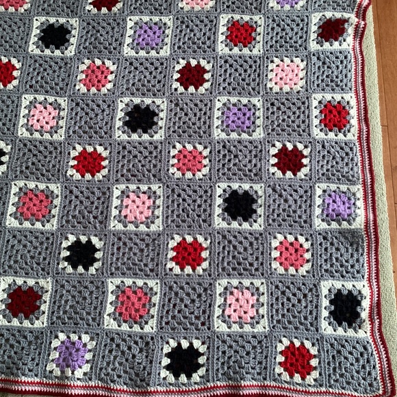 Vintage New Handmade Gray Multi Color Granny Square Afghan - Picture 7 of 10